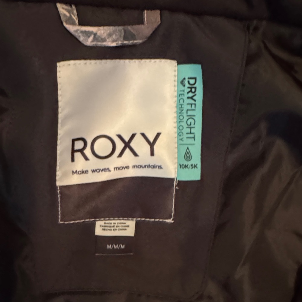 Roxy Women’s Puffer Jacket - Pink and Black Floral - Brand New - Picture 3 of 5